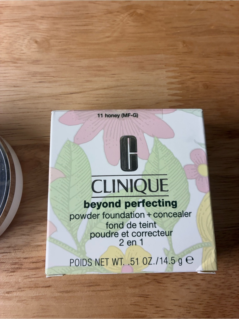 Clinique Beyond Perfecting Powder Lightweight Foundation & Concealer 11 Honey - Picture 2 of 9